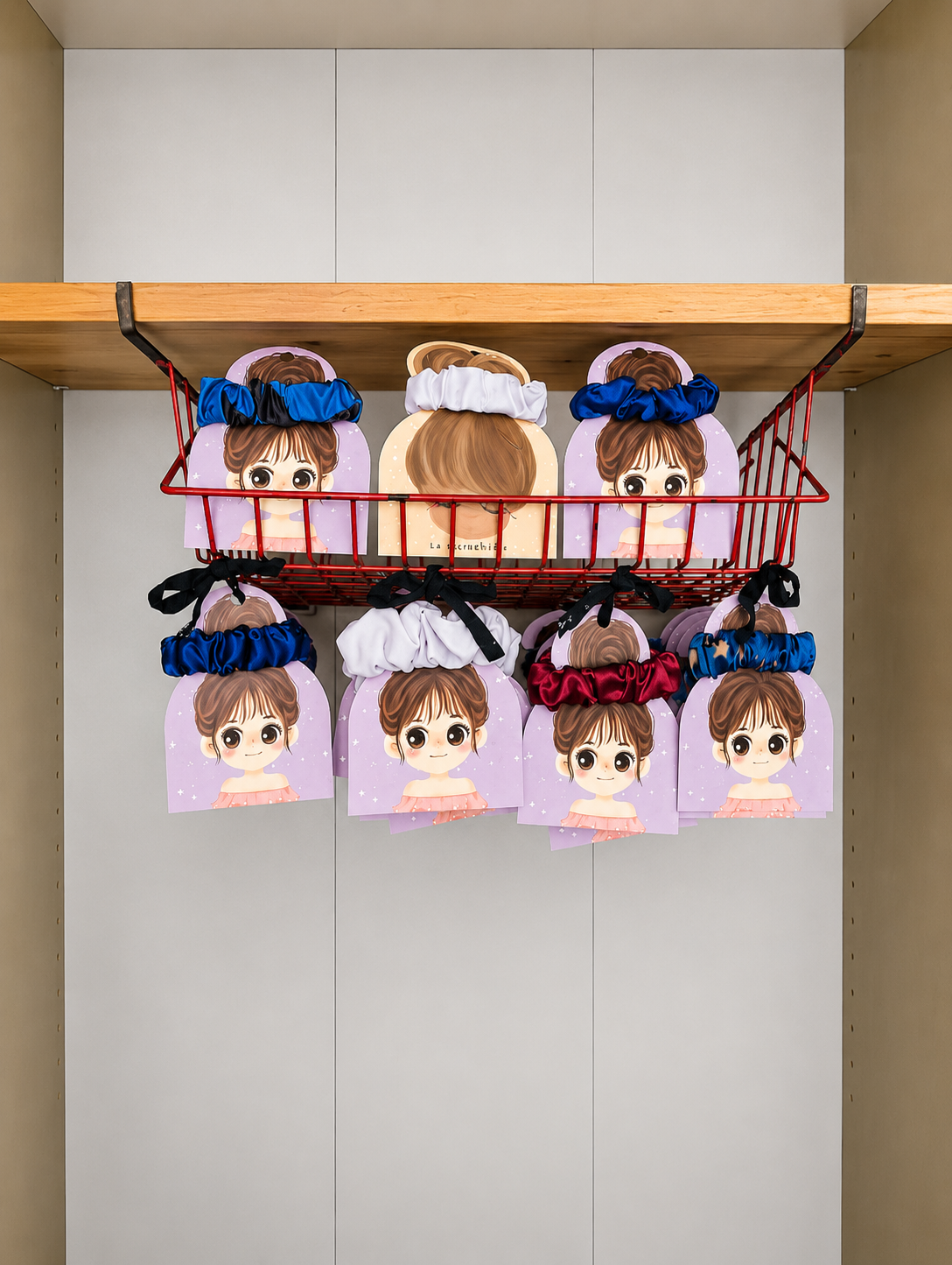 Présentoir de chouchous en satin fait main Witty Couture, accessoires cheveux artisanaux disponibles en bleu, blanc, bordeaux et motifs fantaisie.
