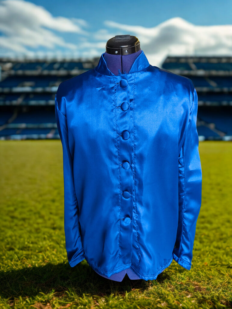 Casaque équitation satin bleu vue de face, modèle personnalisable avec renforts dos et manches, taille unique