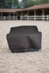 Sac d’écurie fermé en coton épais déperlant, conçu pour transporter facilement le matériel d’équitation. Résistant et pratique, il protège efficacement les accessoires du cavalier lors des déplacements à l’écurie ou en concours.
