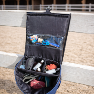 Sac de rangement écurie suspendu avec système d’accroche par mousqueton, idéal pour fixer sur un anneau d’attache. Permet de garder tous les accessoires de cheval organisés et accessibles, avec une excellente tenue grâce à sa structure renforcée.