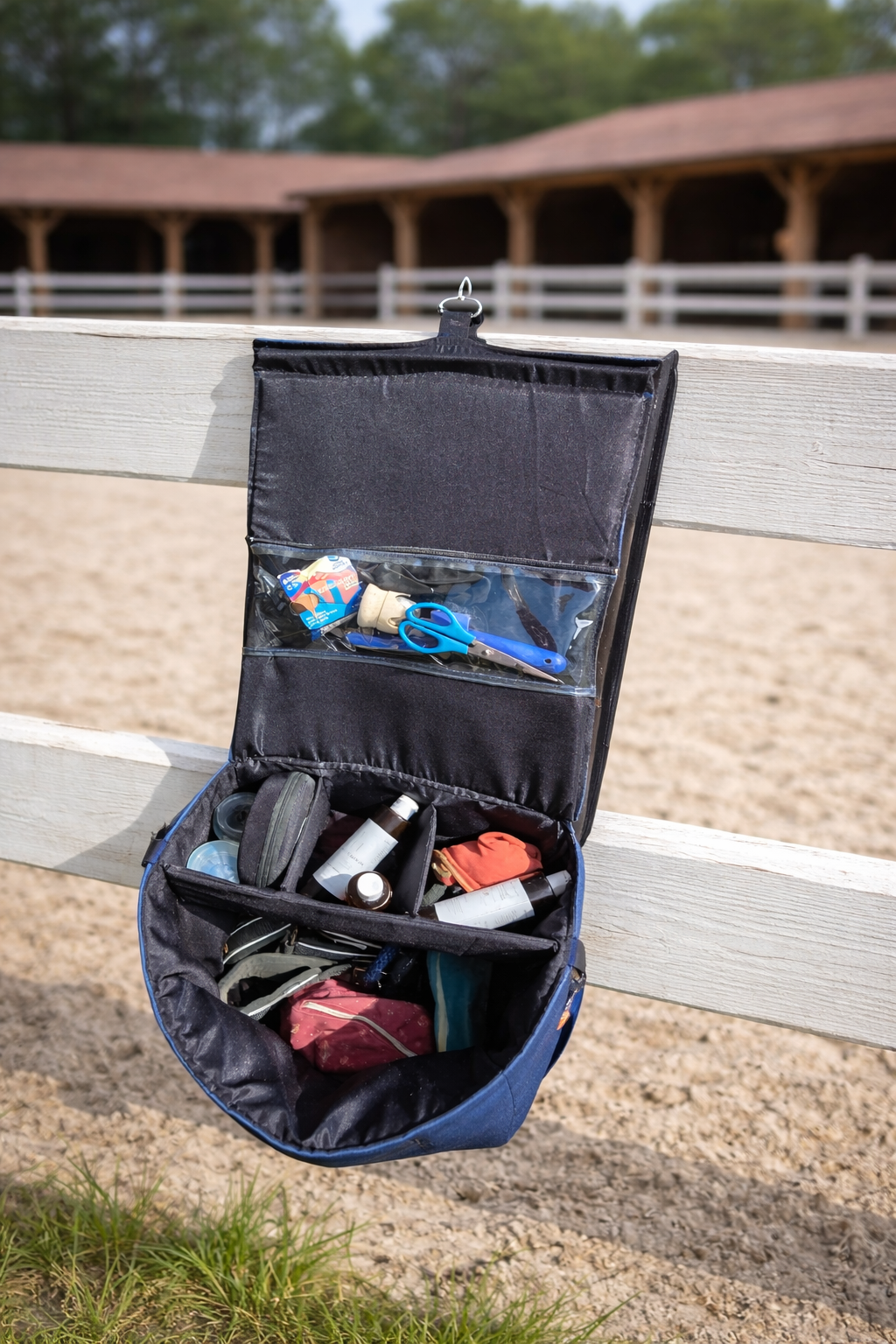 Sac de rangement écurie suspendu avec système d’accroche par mousqueton, idéal pour fixer sur un anneau d’attache. Permet de garder tous les accessoires de cheval organisés et accessibles, avec une excellente tenue grâce à sa structure renforcée.
