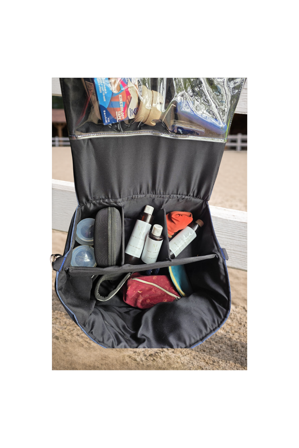Sac d’écurie suspendu ouvert en coton épais déperlant, idéal pour organiser les accessoires de cheval. Doté de compartiments pratiques, d’une étagère intérieure et d’une poche transparente zippée pour un rangement clair et accessible à l’écurie ou en concours.