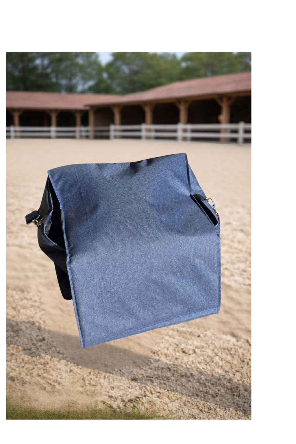 Sac d’écurie fermé en coton épais déperlant, conçu pour transporter facilement le matériel d’équitation. Résistant et pratique, il protège efficacement les accessoires du cavalier lors des déplacements à l’écurie ou en concours.